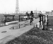 847378 Gezicht op een fietsbrugje in de omgeving van de S14 (de secundaire provinciale weg Utrecht-Houten), met op de ...